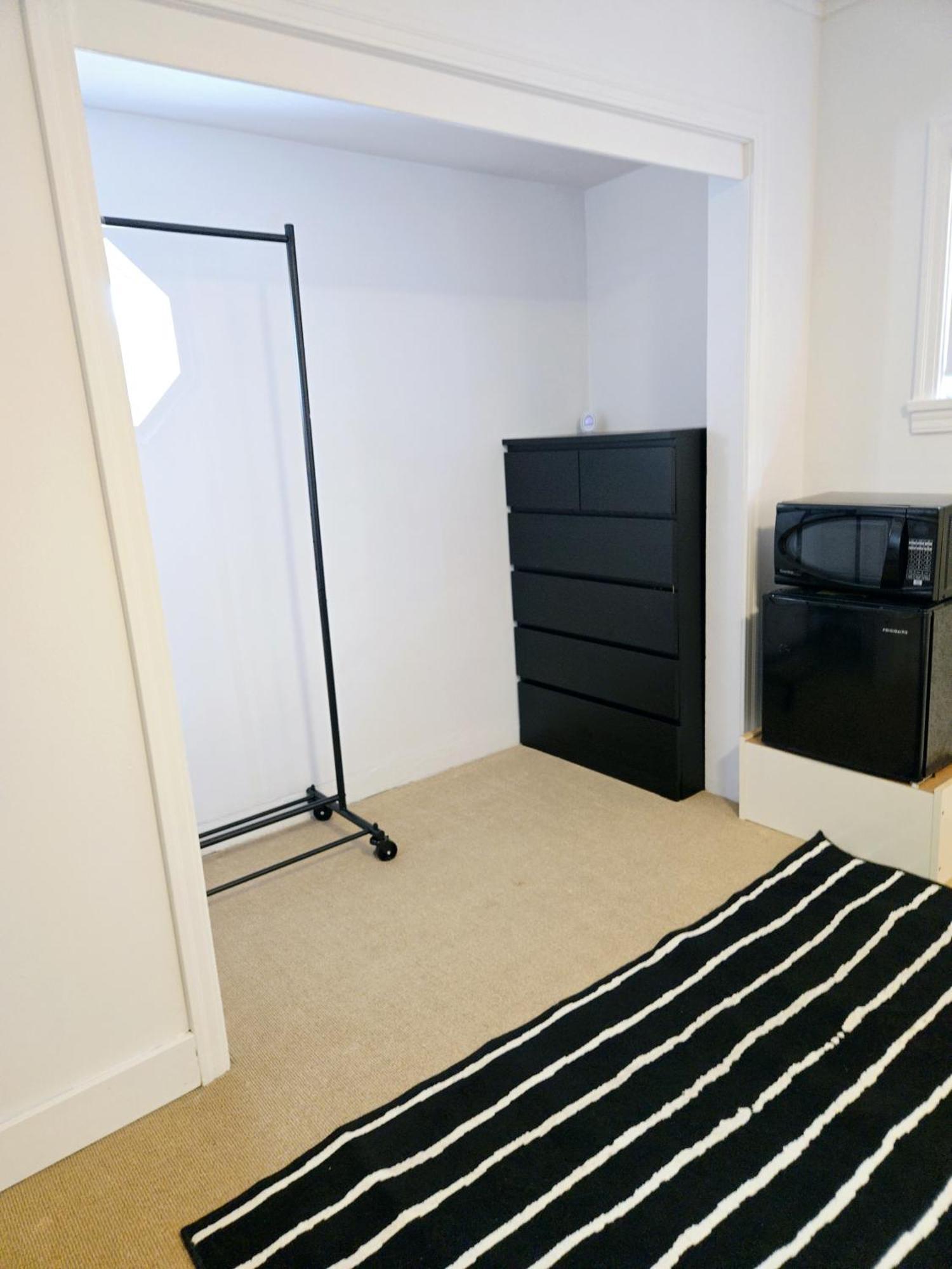 Cozy Stylish Black & White Design Room In The Heart Of Vancouver! Private Parking, Self Check-In & Just 4 Mins To Metrotown! Exterior foto