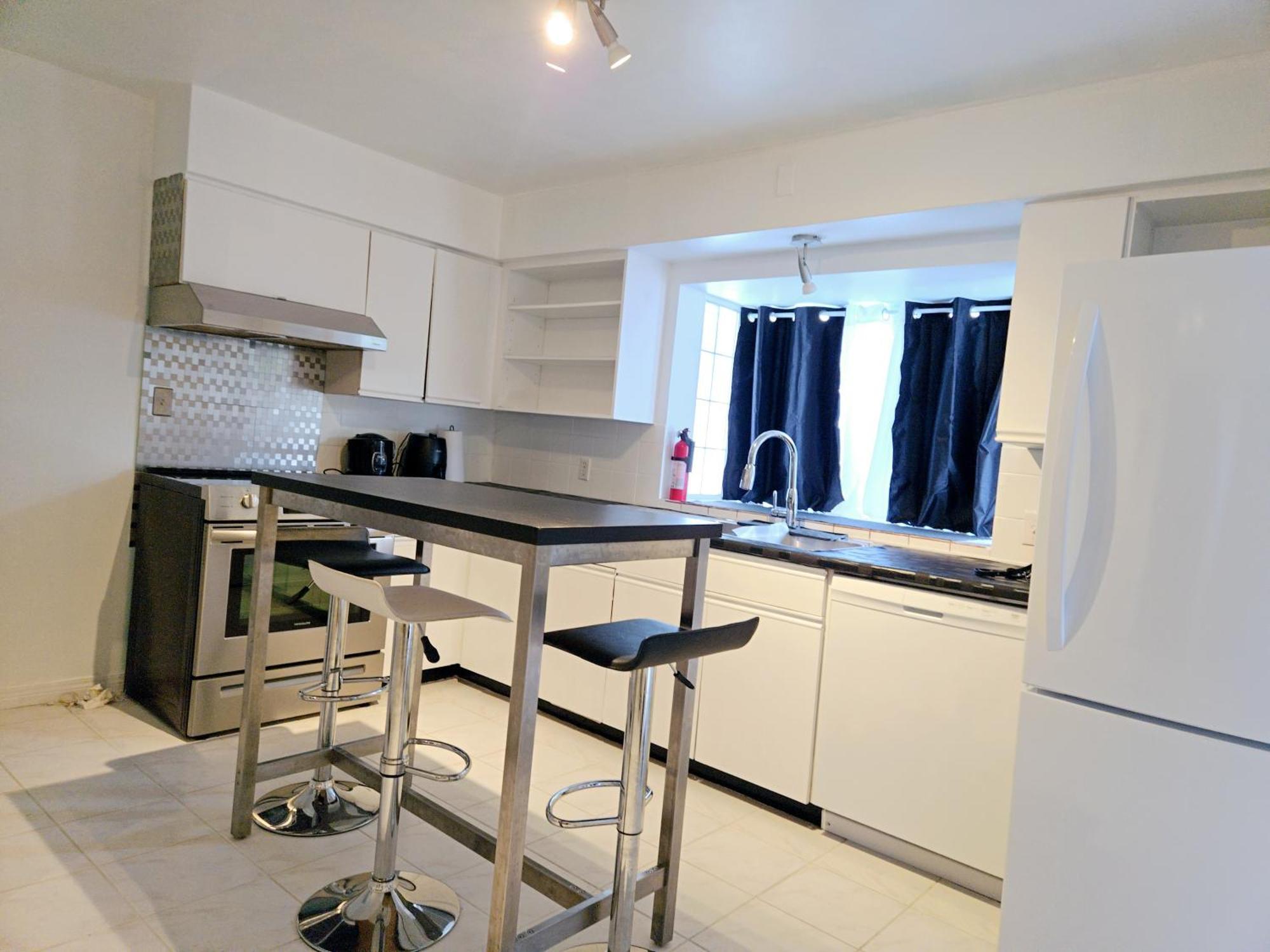 Cozy Stylish Black & White Design Room In The Heart Of Vancouver! Private Parking, Self Check-In & Just 4 Mins To Metrotown! Exterior foto