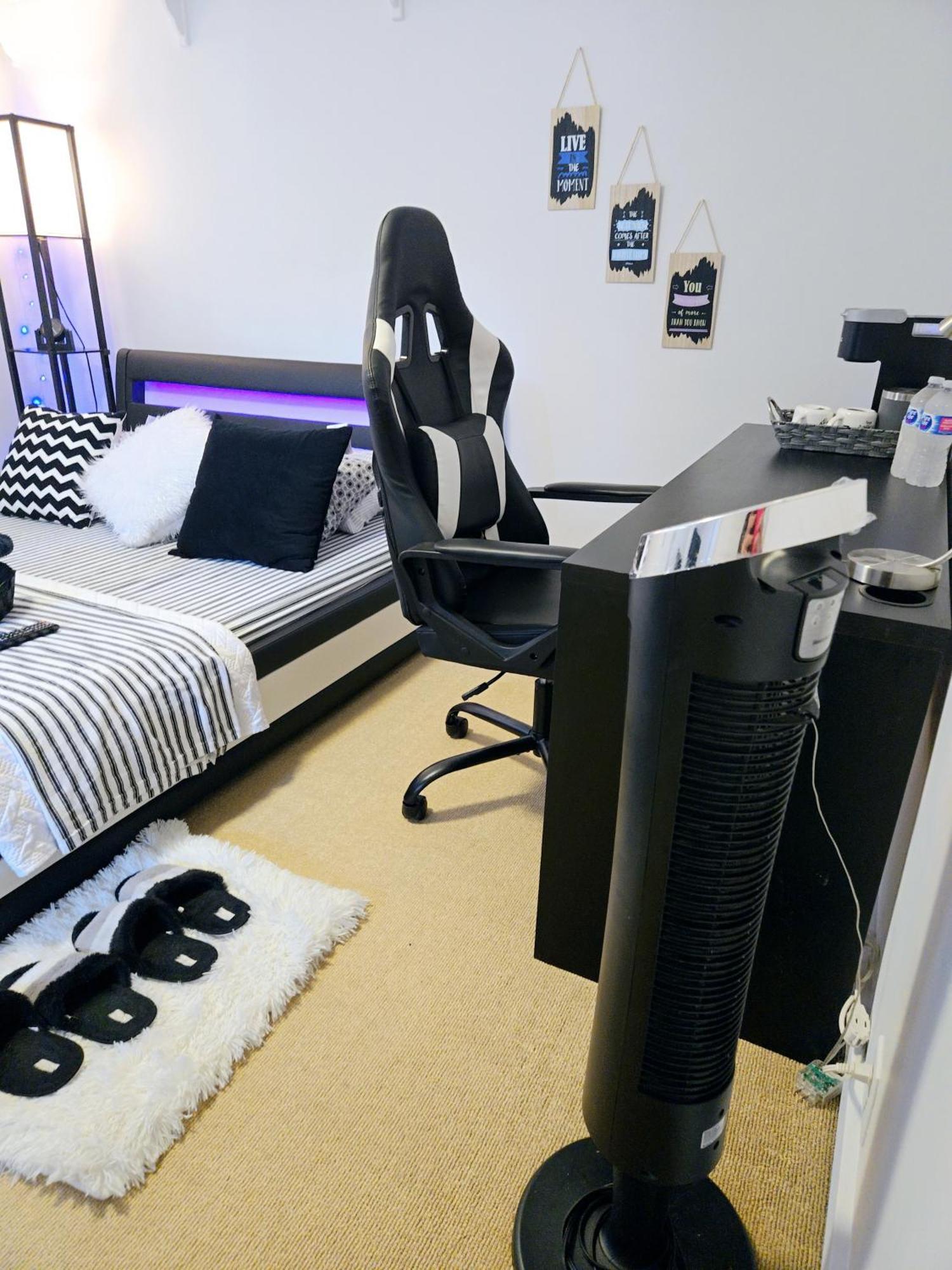 Cozy Stylish Black & White Design Room In The Heart Of Vancouver! Private Parking, Self Check-In & Just 4 Mins To Metrotown! Exterior foto