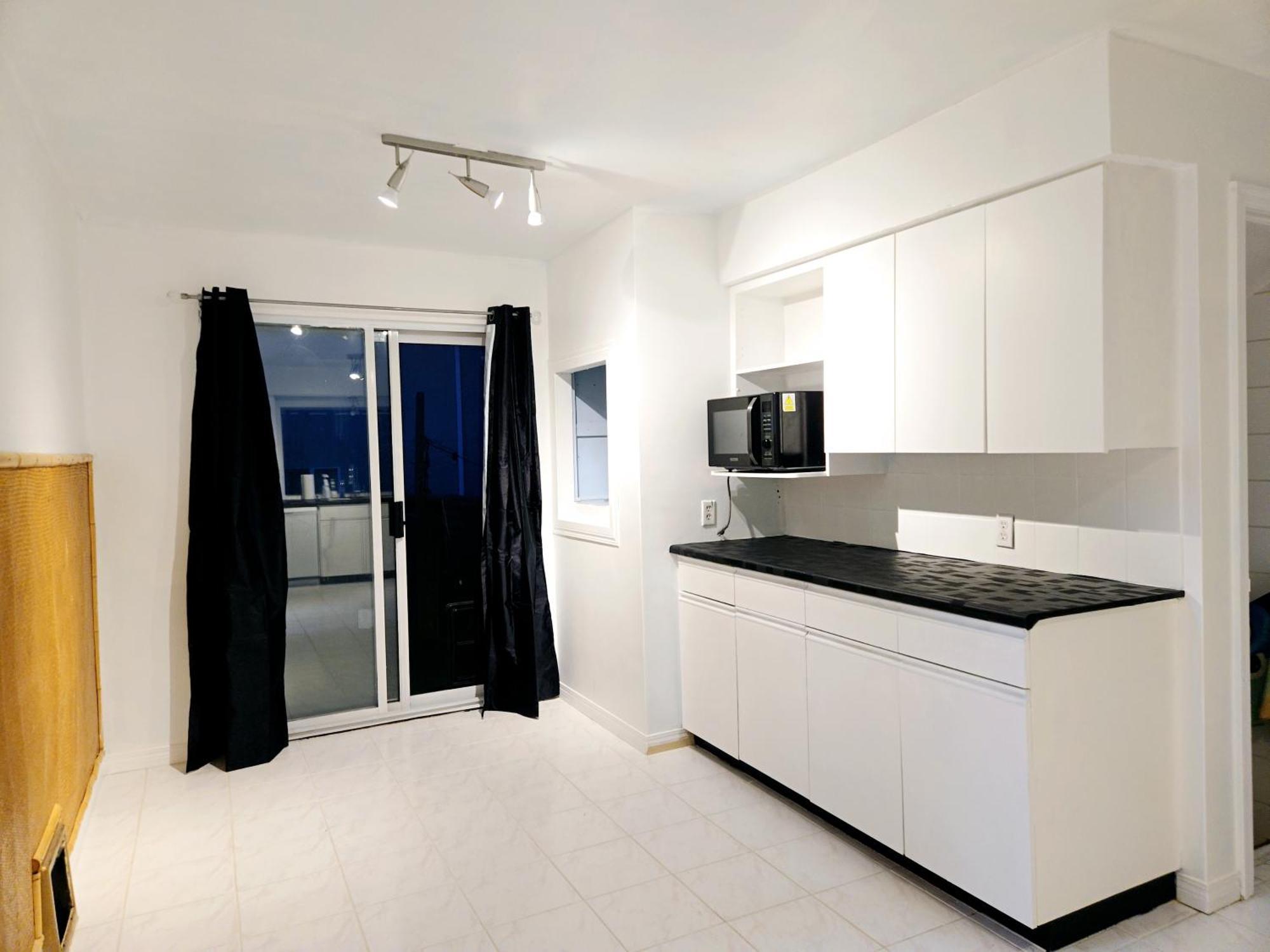 Cozy Stylish Black & White Design Room In The Heart Of Vancouver! Private Parking, Self Check-In & Just 4 Mins To Metrotown! Exterior foto