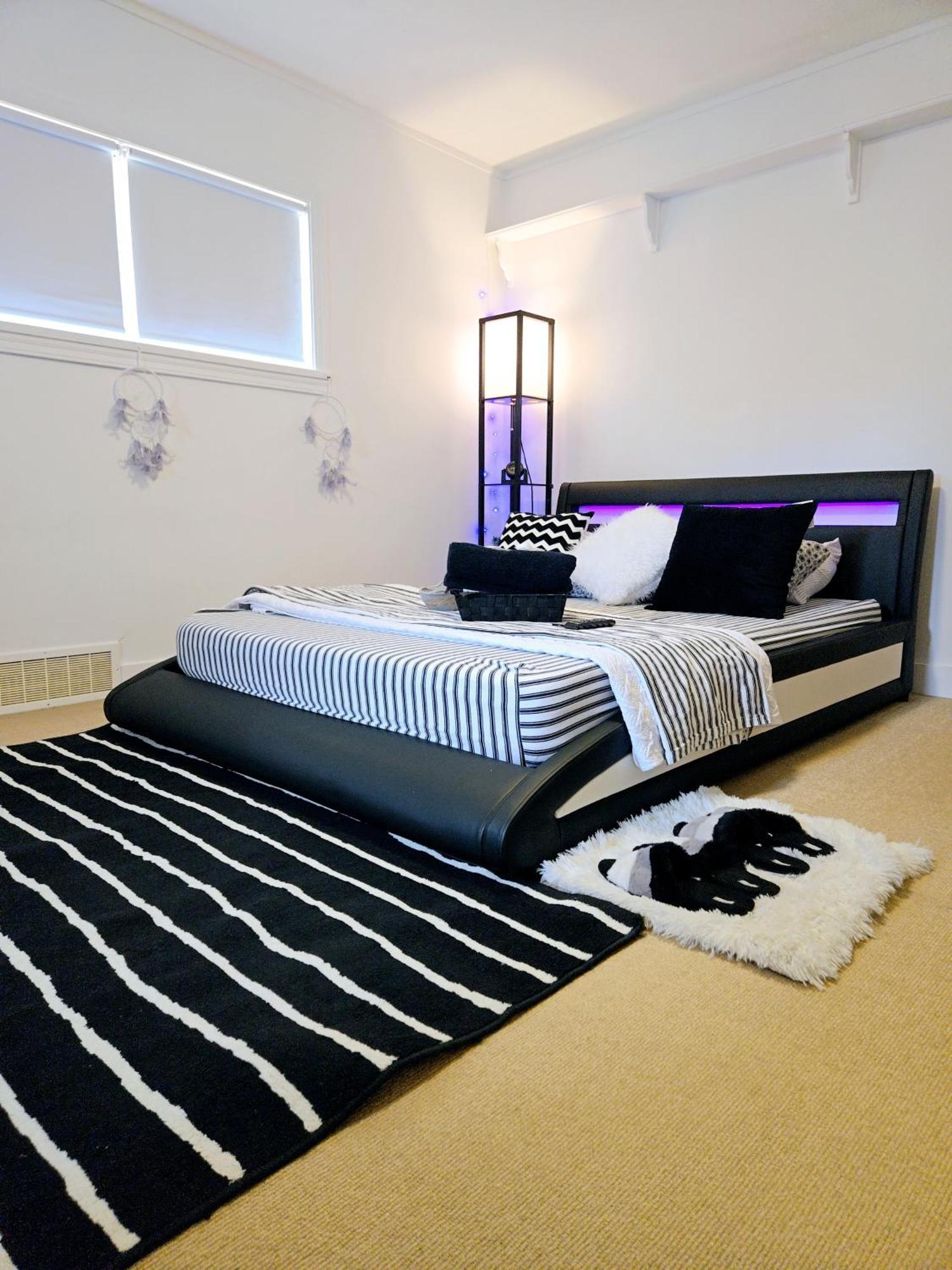 Cozy Stylish Black & White Design Room In The Heart Of Vancouver! Private Parking, Self Check-In & Just 4 Mins To Metrotown! Exterior foto