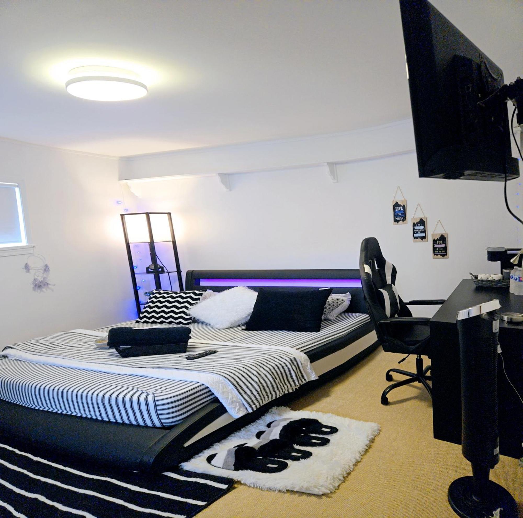 Cozy Stylish Black & White Design Room In The Heart Of Vancouver! Private Parking, Self Check-In & Just 4 Mins To Metrotown! Exterior foto
