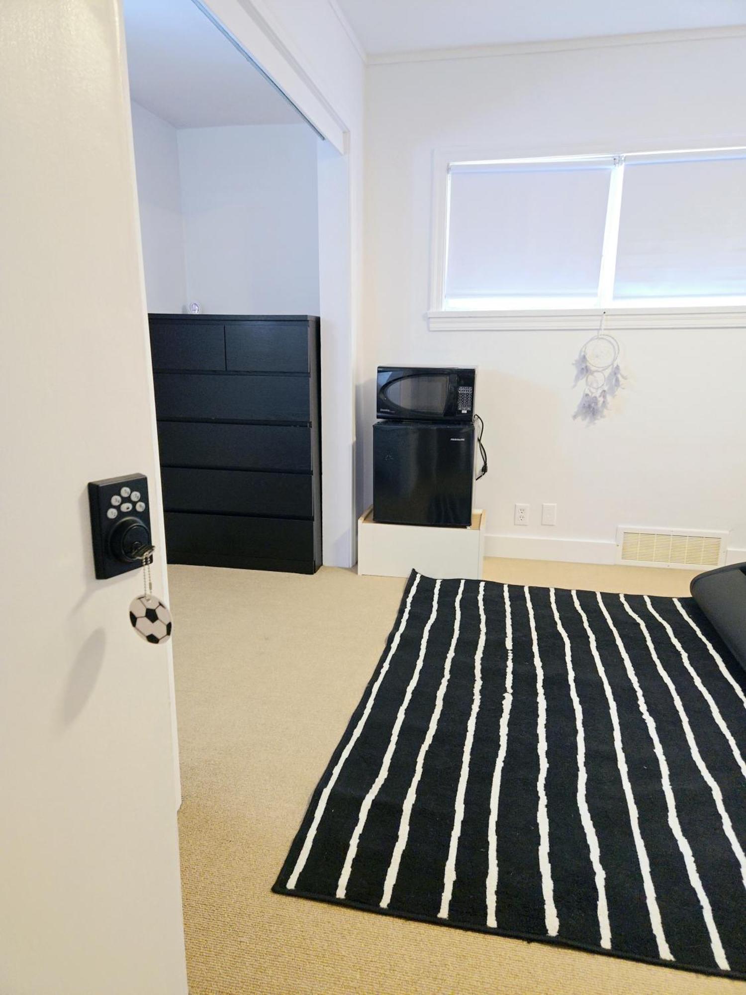Cozy Stylish Black & White Design Room In The Heart Of Vancouver! Private Parking, Self Check-In & Just 4 Mins To Metrotown! Exterior foto