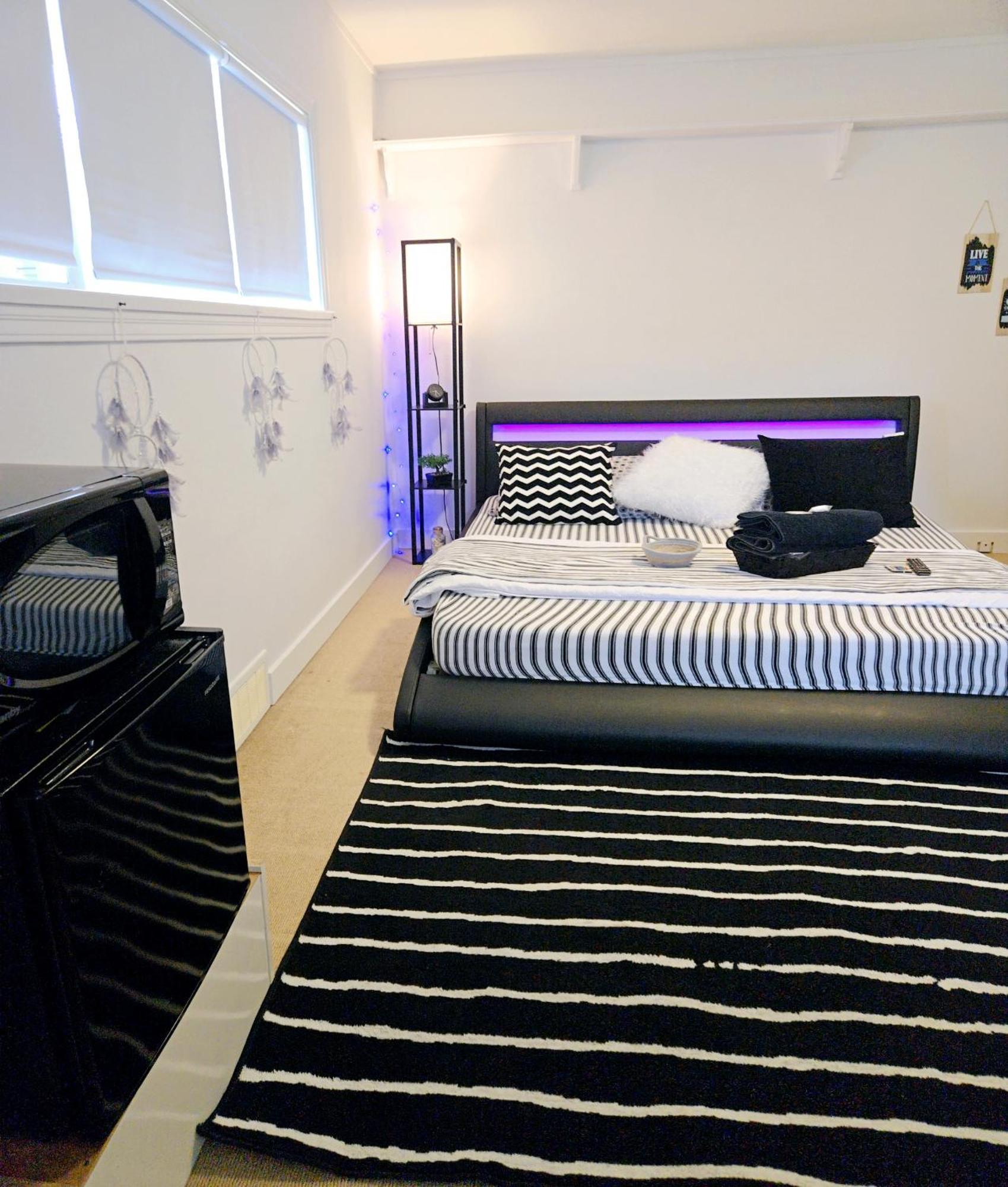 Cozy Stylish Black & White Design Room In The Heart Of Vancouver! Private Parking, Self Check-In & Just 4 Mins To Metrotown! Exterior foto