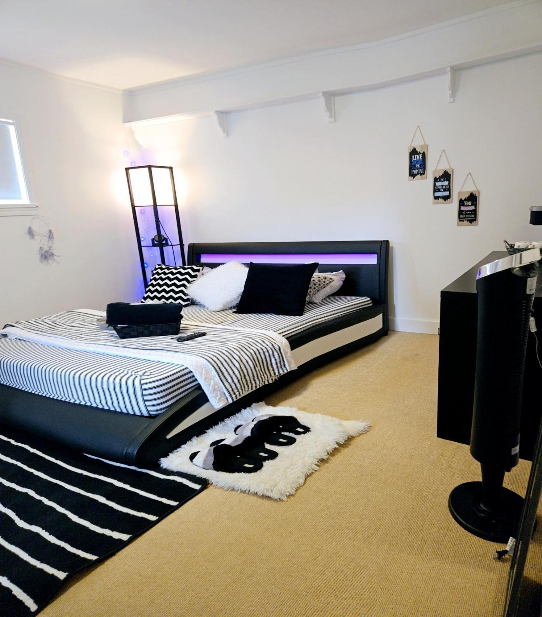 Cozy Stylish Black & White Design Room In The Heart Of Vancouver! Private Parking, Self Check-In & Just 4 Mins To Metrotown! Exterior foto
